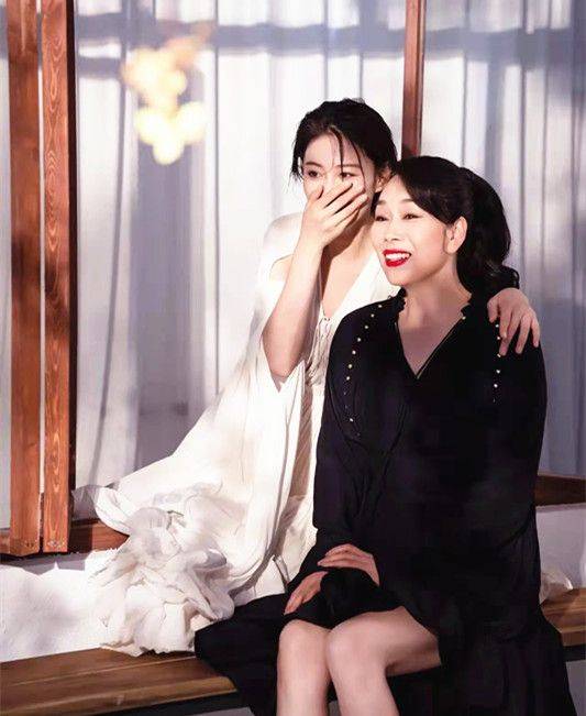 魅力 张馨予和妈妈的母女美搭,“母女式”穿搭的最佳组合,又美又飒