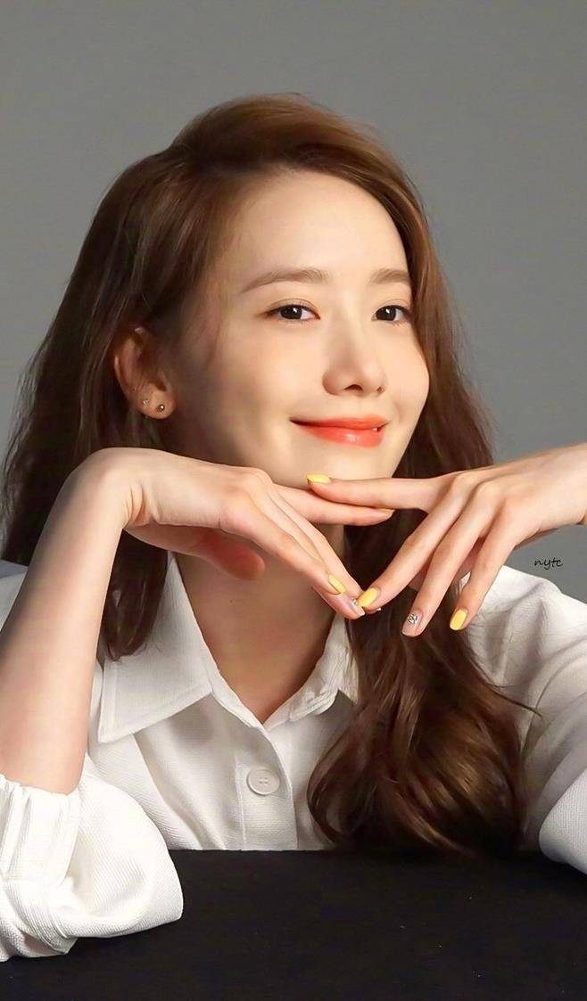 她的一双小鹿眼,给她面部增加了很多灵动的感觉,内眼角尖锐,眼尾圆顿