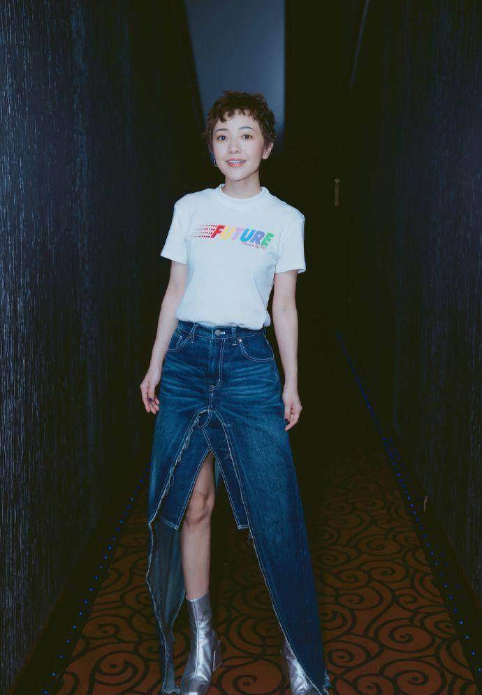 耳环 郭采洁牛仔裤和牛仔裙重叠穿，一长一短还搭配一头泡面短发，真是牛