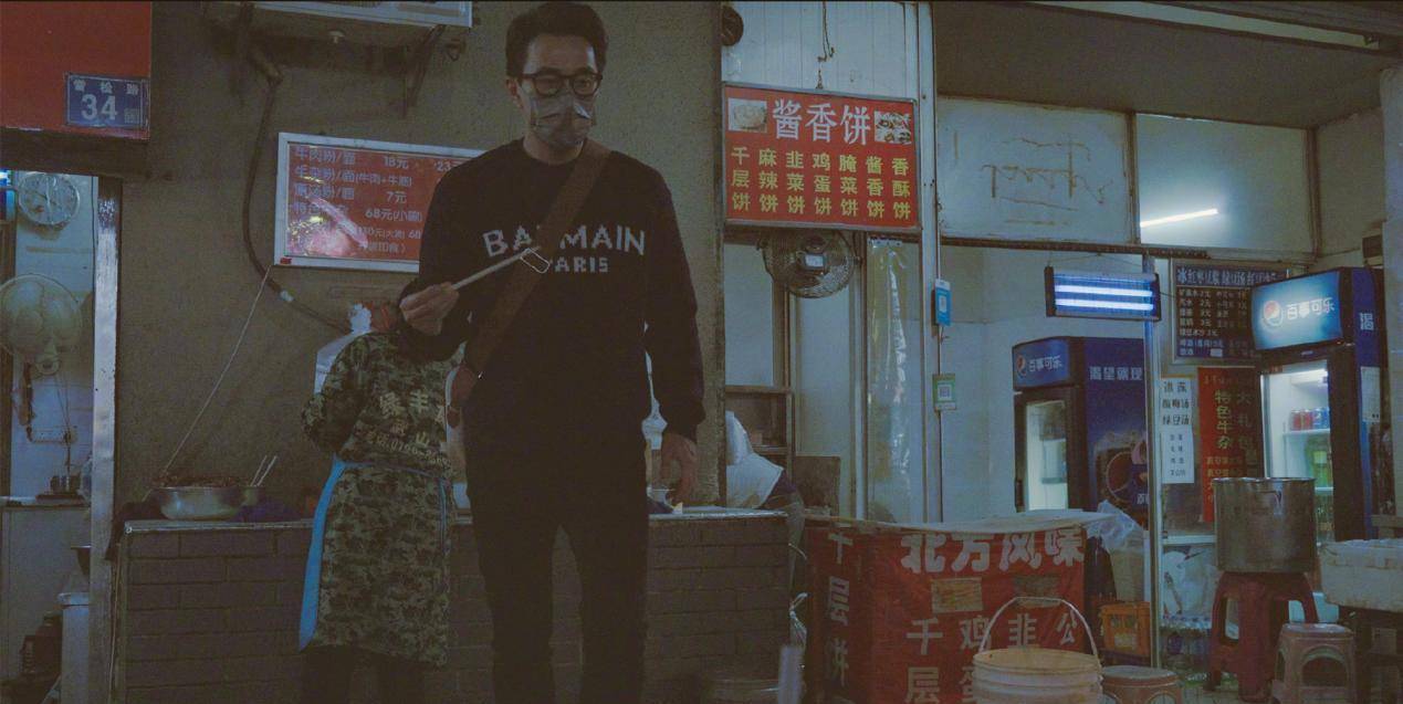 状态 刘恺威收工逛夜市,穿毛衣配牛仔裤吃路边摊,挎皮包似“老干部”