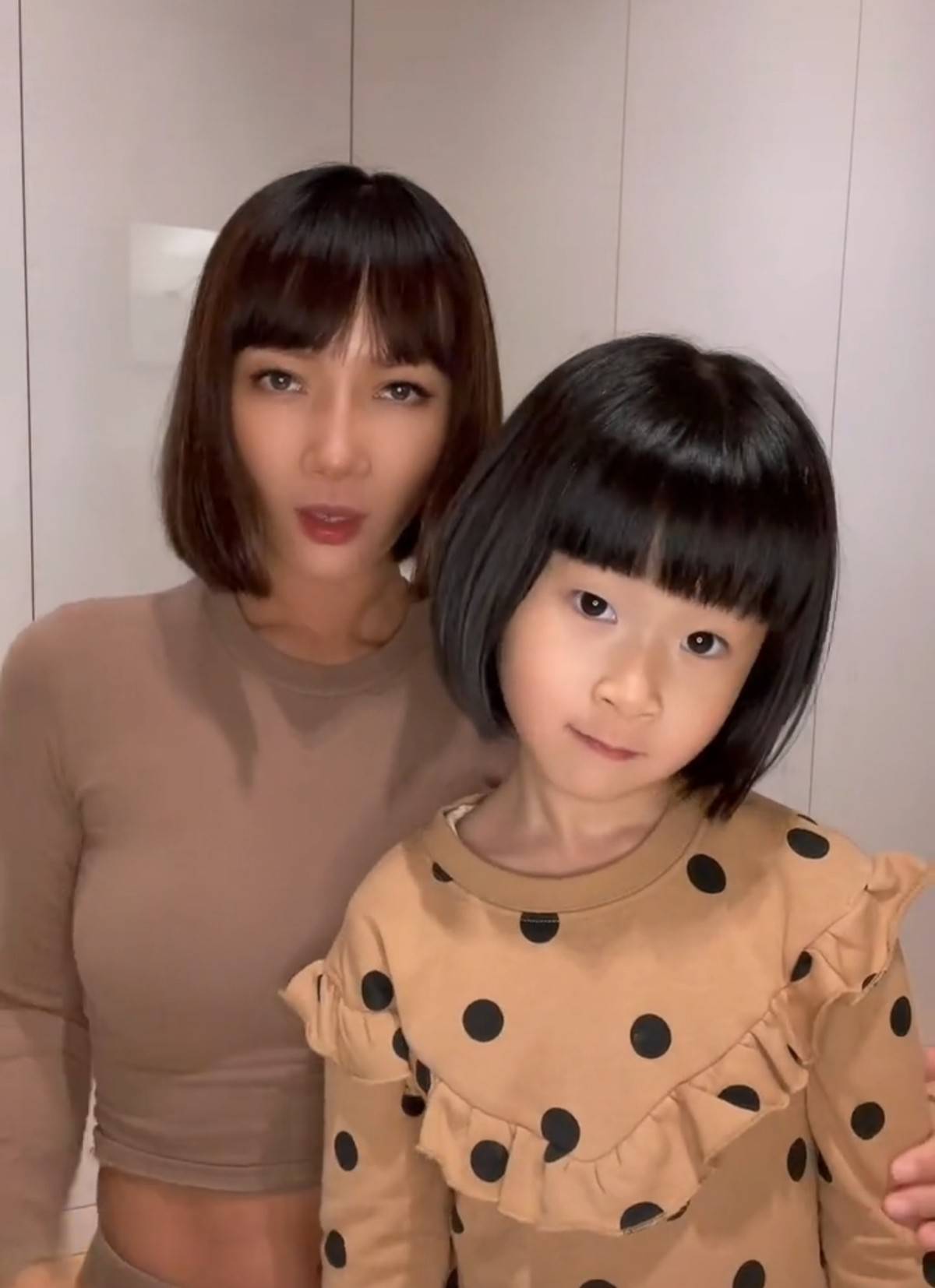 张咪女儿露小蛮腰秀马甲线罕见与孩子同框一家三代用同一张脸