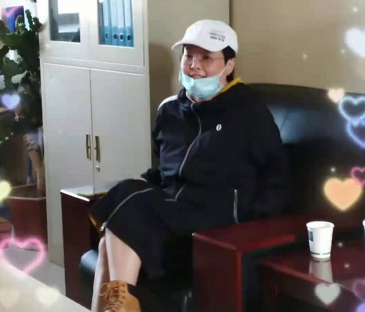 样子袁立素颜苍白胖的自然，没有刻意减肥瘦身，很真实一点不装！