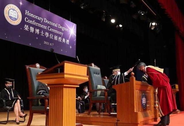 就被香港演艺学院授予荣誉院士，2001年被香港城市大学授予文学荣誉博士。