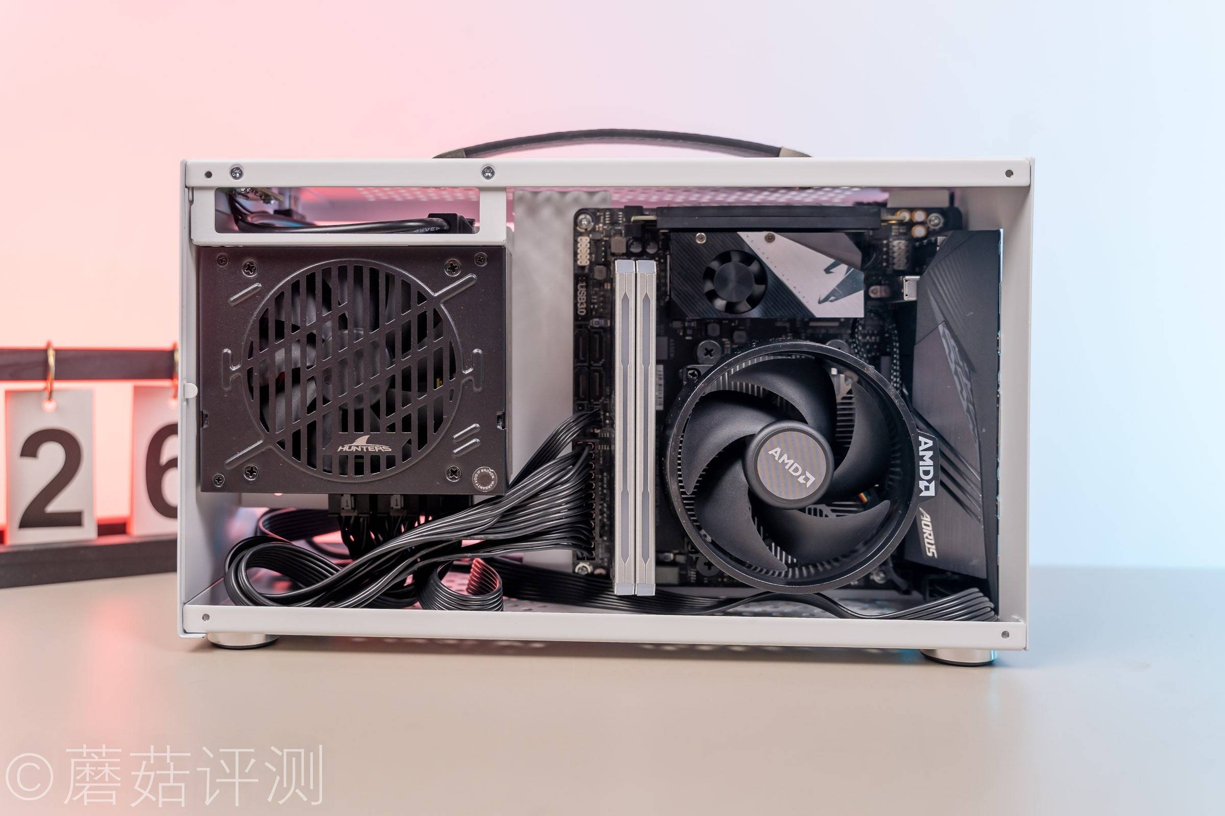 原创小巧精致单手拎走超频三蜂鸟2手提便携itx机箱评测