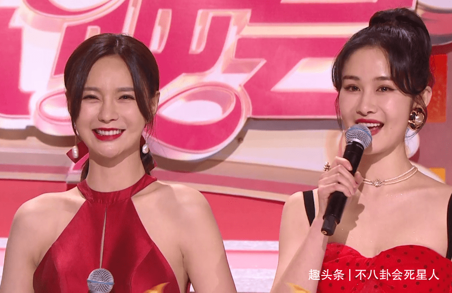 连那英|芒果小年夜造型：沈梦辰露背，宋茜吊带月光裙，李菲儿像披花床单