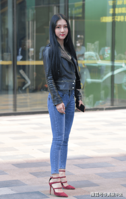 高跟鞋 美女街拍：甜美的小姐姐，身穿皮衣＋牛仔裤，机车风格与女性魅力的完美融合