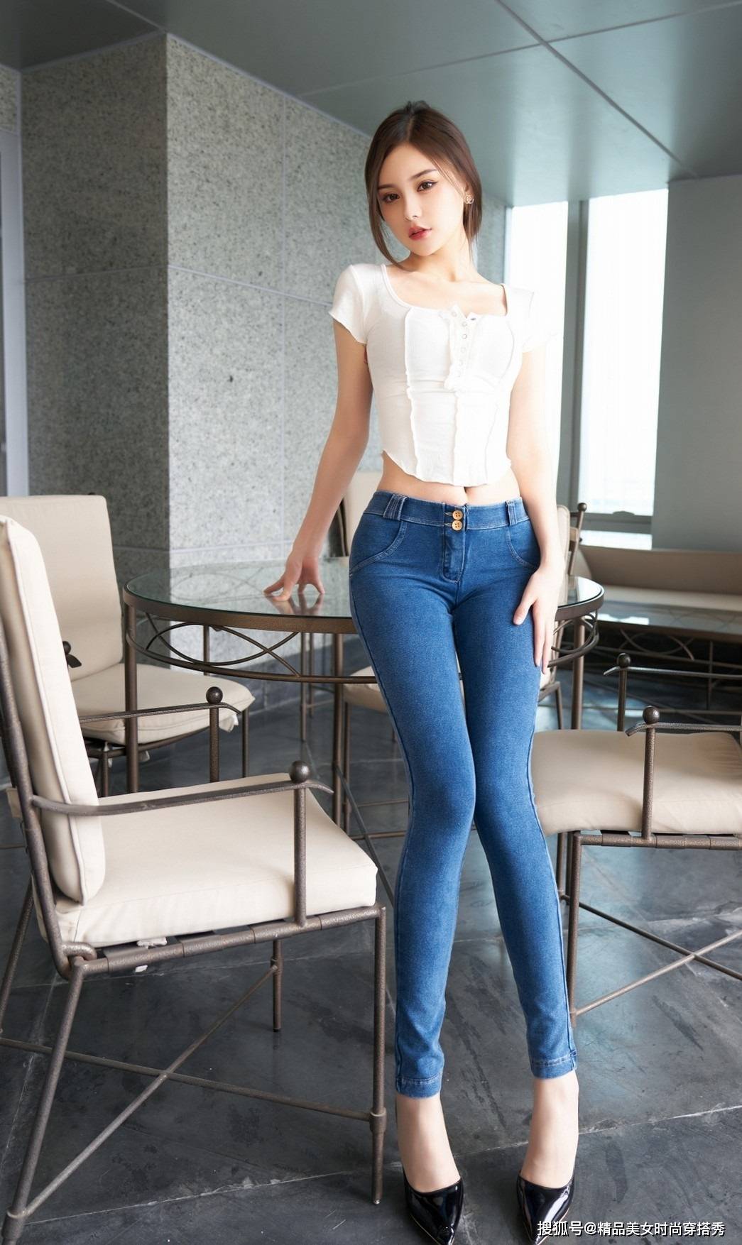 小高 蓝色的小脚牛仔裤上搭一件白色的T恤,简约个性女人味十足