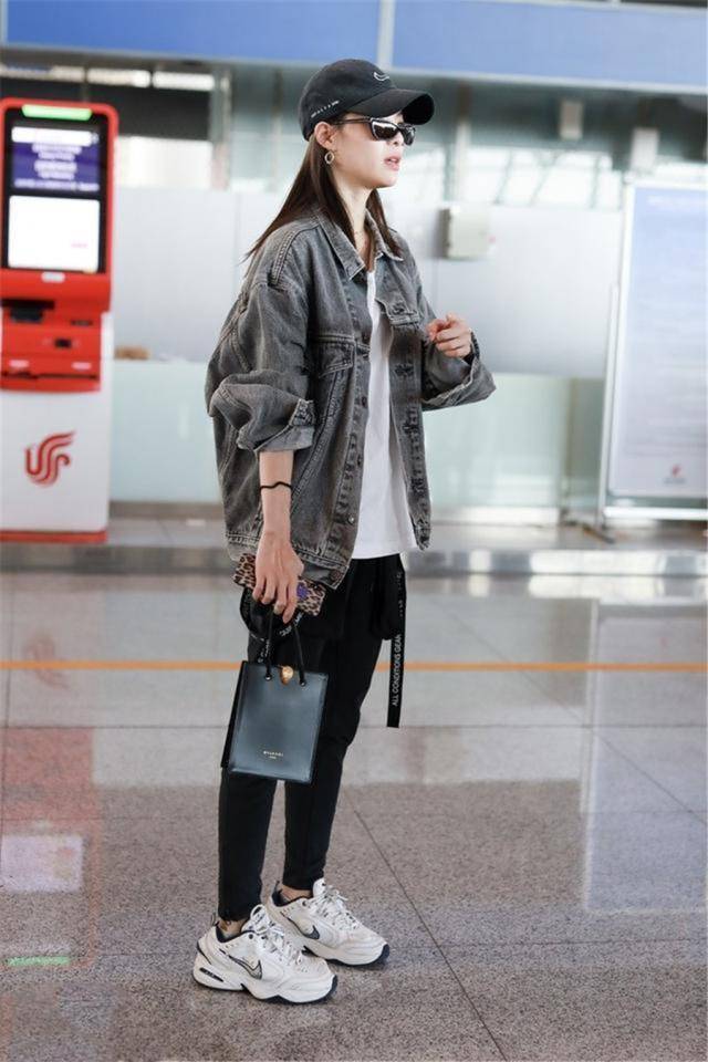 原创26岁钟楚曦现身机场,男友风牛仔衣搭配紧身黑裤,戴墨镜尽显潮范
