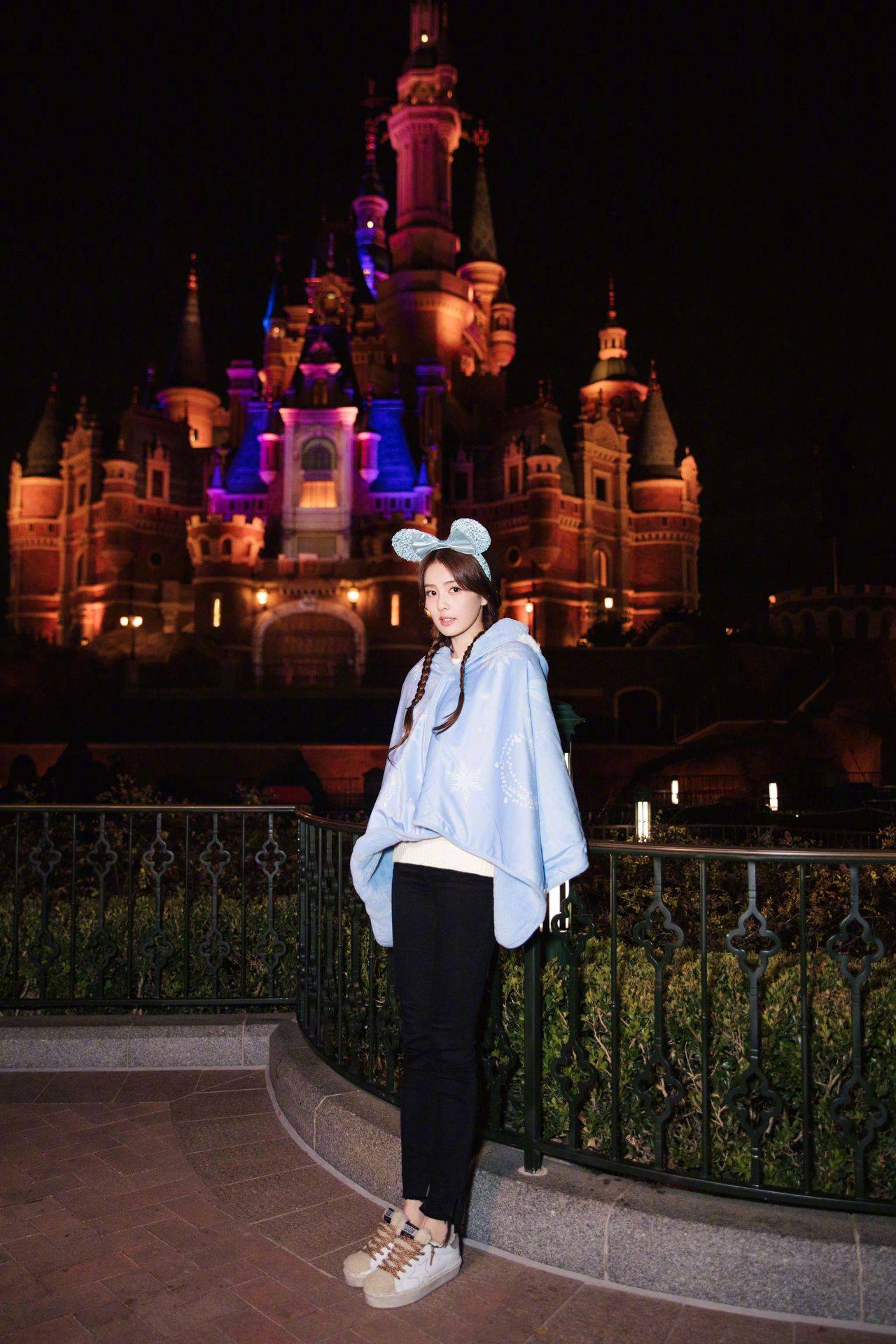 进行 冬季寒冷，解析了白鹿穿搭，表示好羡慕，有风度还有温度