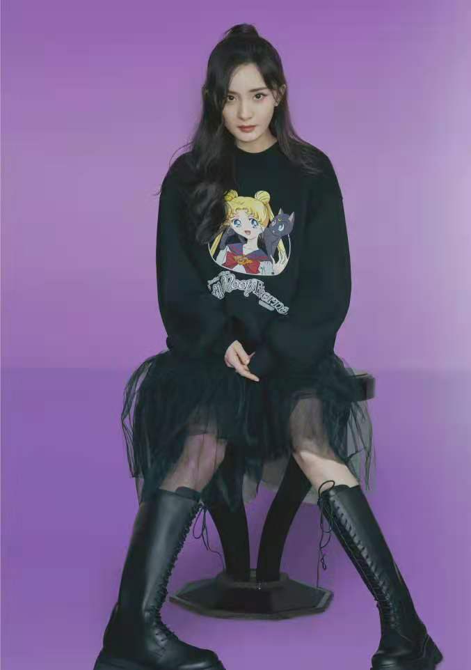 卫衣 被杨幂美到了,穿卡通卫衣配网纱裙时髦洋气,气质满分