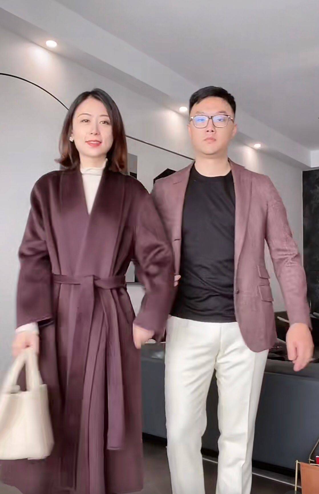 色调 高级打工人平时怎么穿？看40岁情侣示范一周穿搭，选对颜色是关键