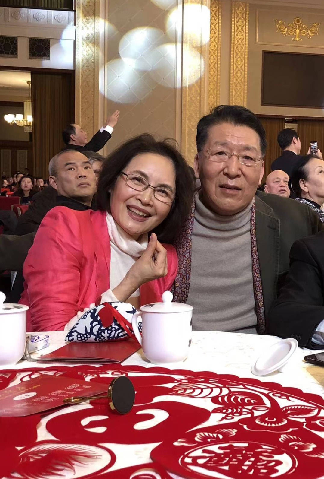 好友宋晓英跟好友聚会合影，一副典型的老人打扮，但整个人气质优雅！