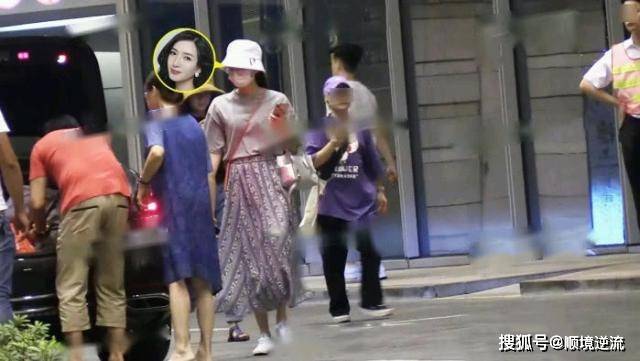 浅色 33岁江疏影和父母外出,浅色T配长裙,朴素穿着挡不住女神好气质