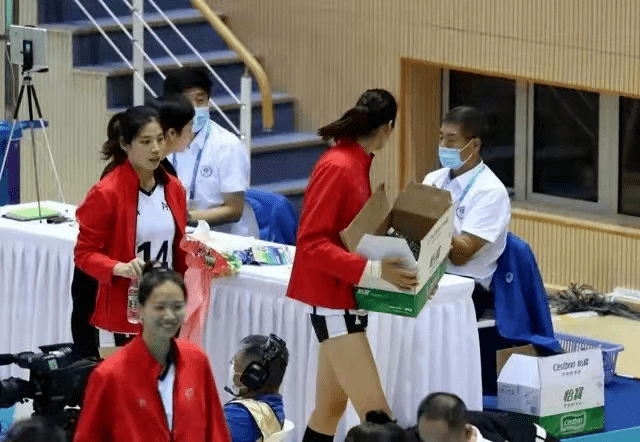 联赛|可叹！为什么朱婷有伤不治！排协撒手不管在等她自愈吗？