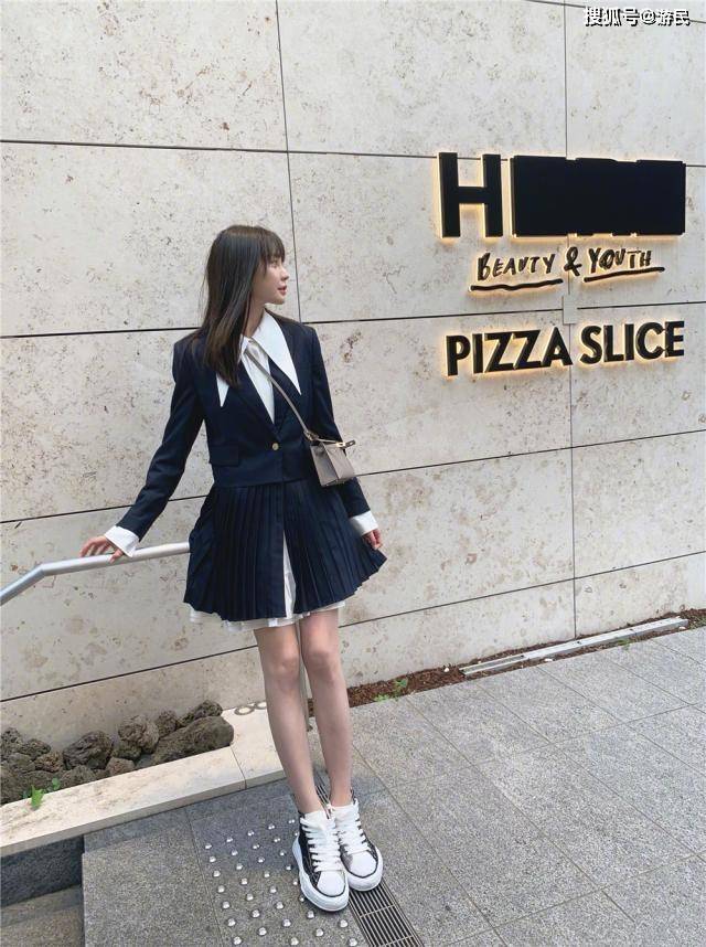 作用 30岁沈梦辰晒美照，穿西装搭百褶裙长腿逆天，171身高比例太出挑