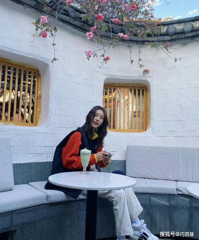 整体 刘雯是把卫衣“焊”在身上了吗?私服造型总有它,而且还都很好看