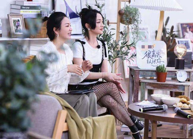 大城市 46岁周迅现身《很高兴认识你》直播间,时尚造型引起网友热议