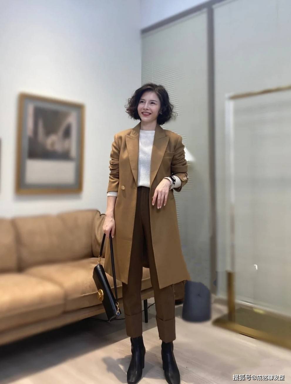 颜色 女人不管四十还是五十，建议多穿“九分裤+短靴”，显腿长又显高