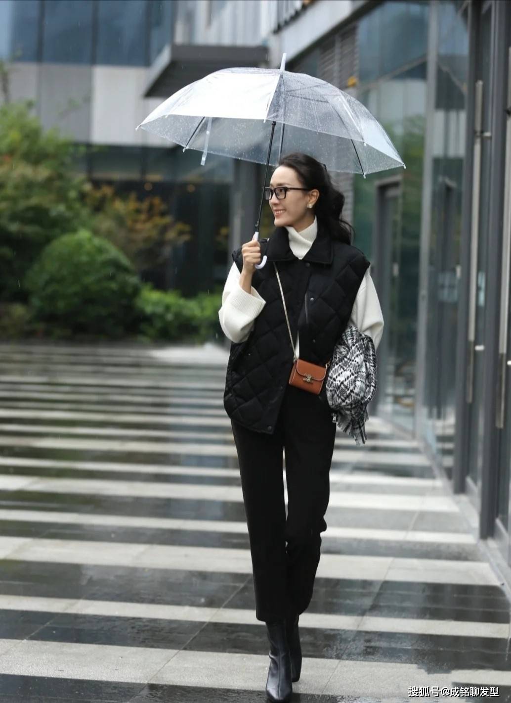 颜色 女人不管四十还是五十，建议多穿“九分裤+短靴”，显腿长又显高