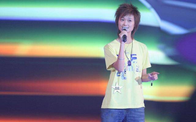 中性 李宇春玩下衣失踪,涂鸦衬衣+短裤长腿白皙,看谁还说她是假小子