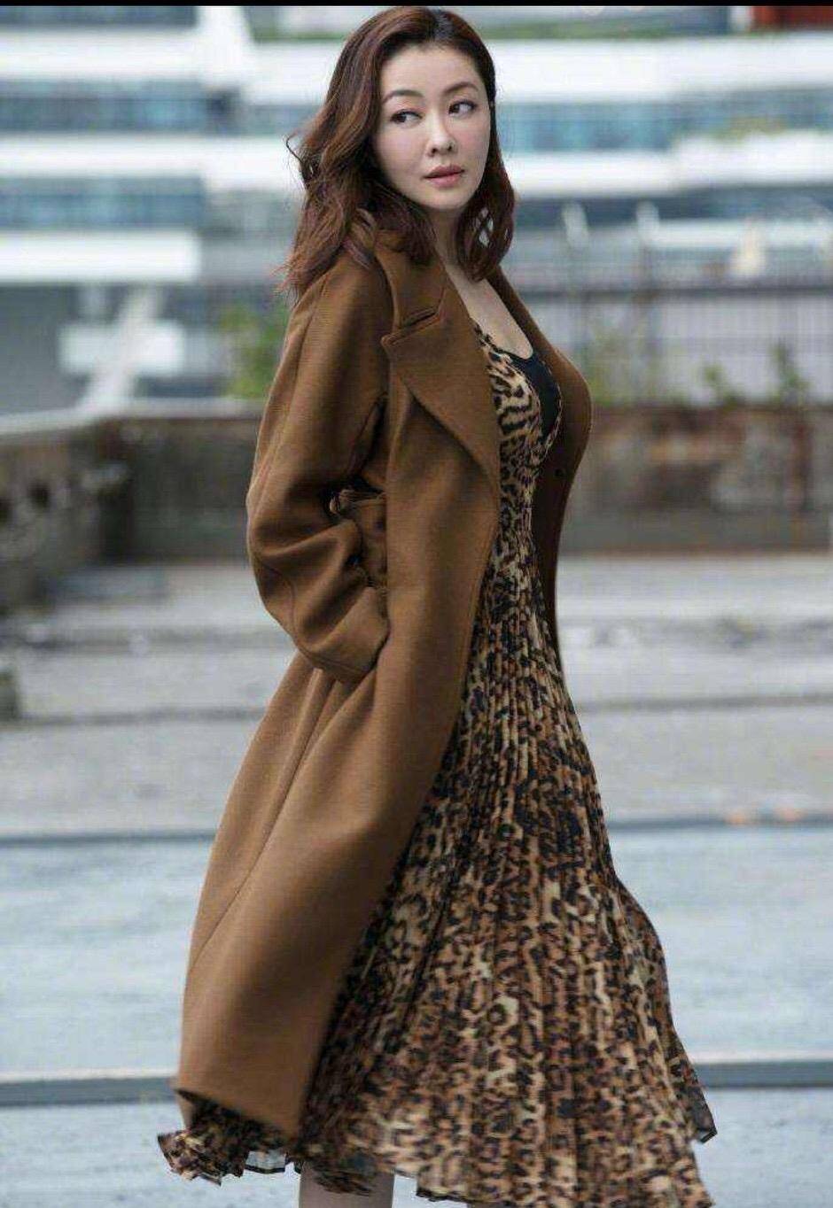 好身材 熊黛林不愧是名模，穿大衣也遮不住好身材，翘二郎腿尽显绰约风姿