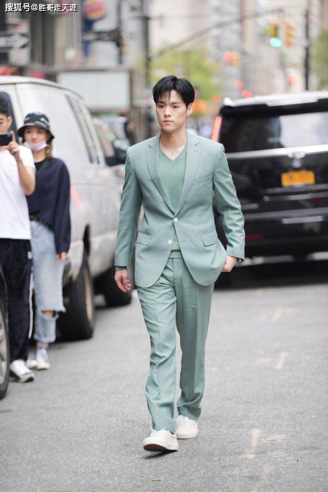 蓝发染 看帅哥养眼！董又霖薄荷绿西装现身时装周，清新气质成街头风景线