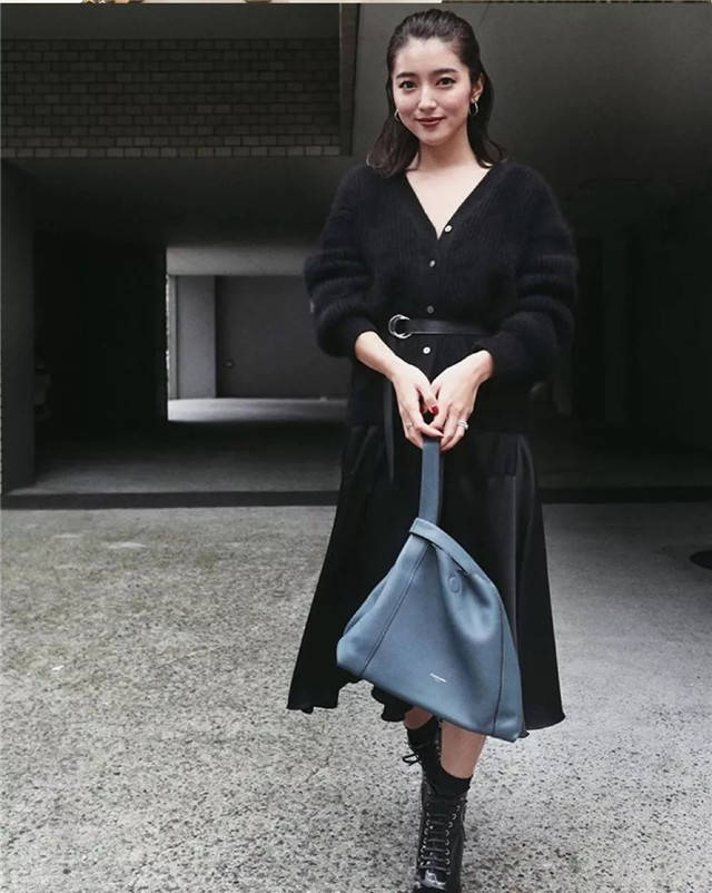 黑色 冬天不管穿什么，“显高显瘦”是首要：抛去花哨，穿出气质就好