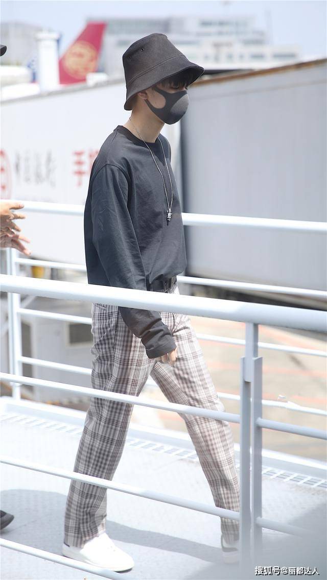 长袖 20岁王俊凯戴渔夫帽低调亮相，配格纹裤走路带风，俨然是个潮男