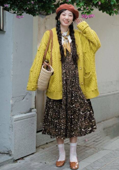 短袜 粉色羊羔毛外套+黑色针织裙+小白鞋