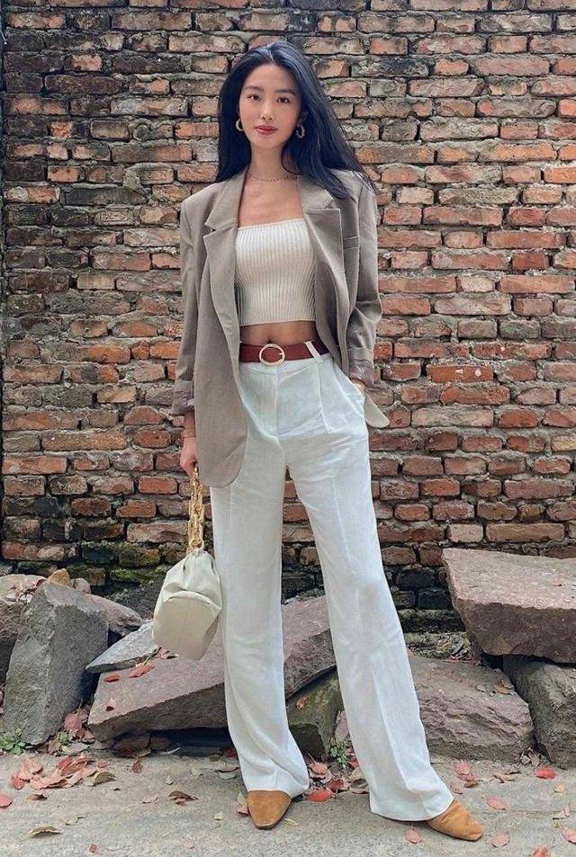 黑色 杨采钰真是好一朵“人间富贵花”，蓝色连衣裙优雅温婉，明媚大气