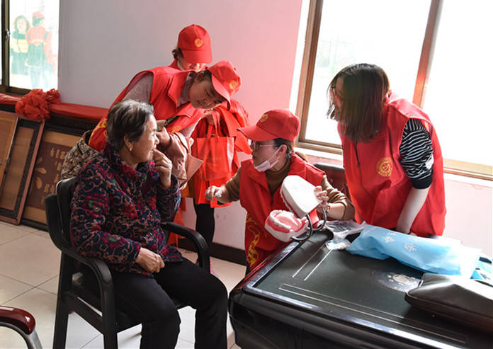 雅双国际开展冬日送暖关爱独居老人公益活动圆满成功