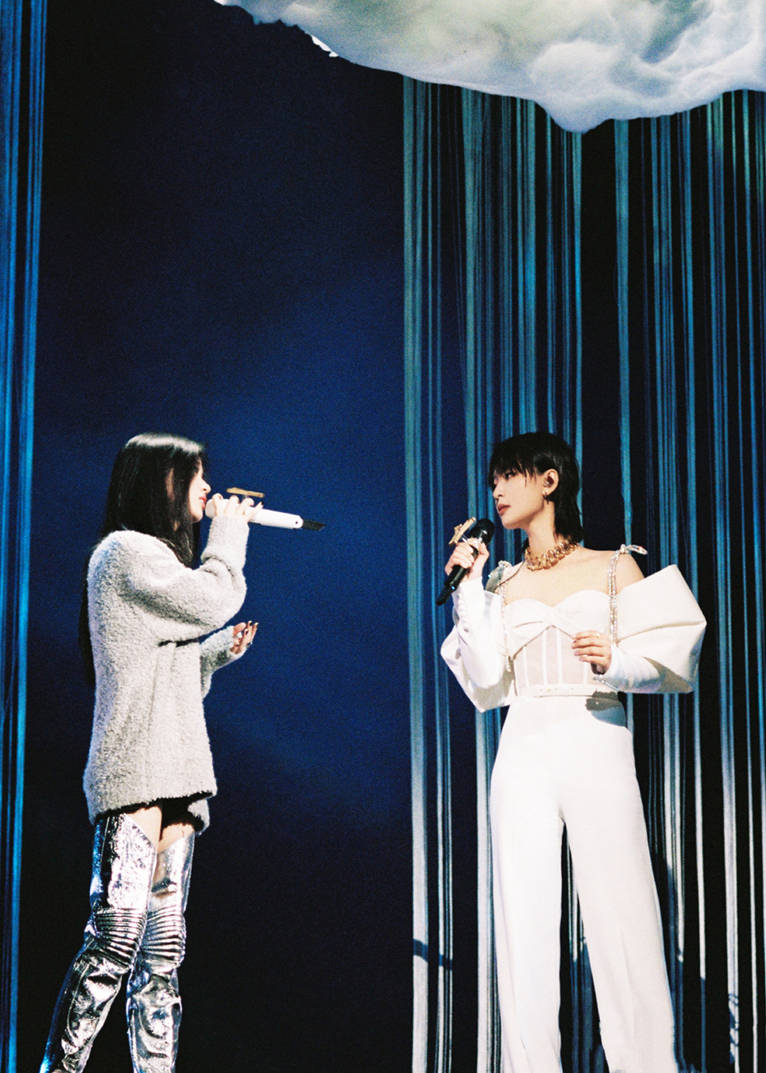 整体 周笔畅又玩新花样,两身抹胸搭配设计感拉满,造型好似冰火两重天