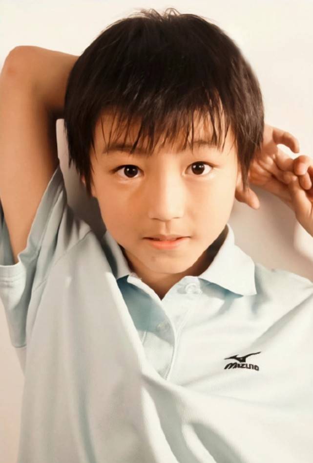 王俊凯小时候自拍图片