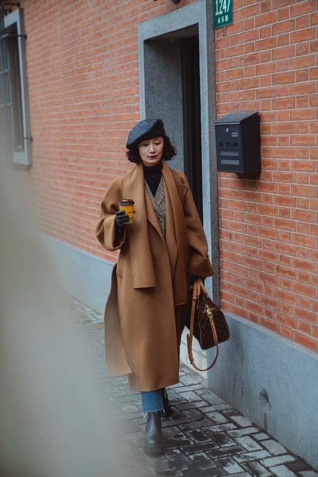 配饰 三木妈不愧是“穿搭界”的佼佼者,大衣造型减龄时髦,照穿就很美