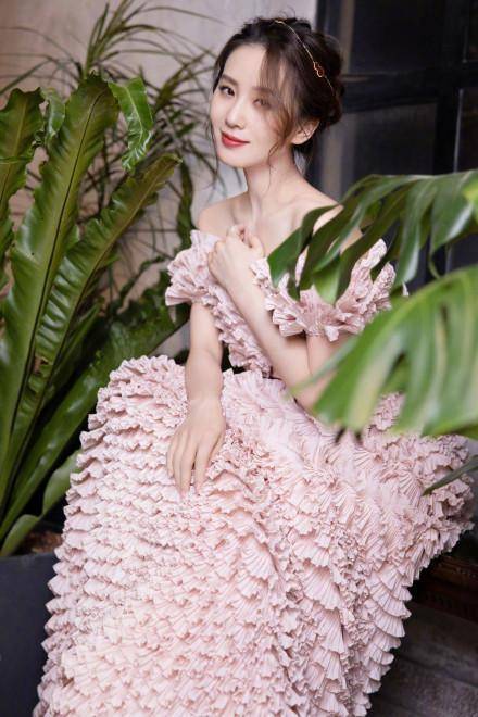 设计 刘诗诗穿粉色仙女礼服好优雅，气质这块拿捏住了！天鹅颈令人羡慕