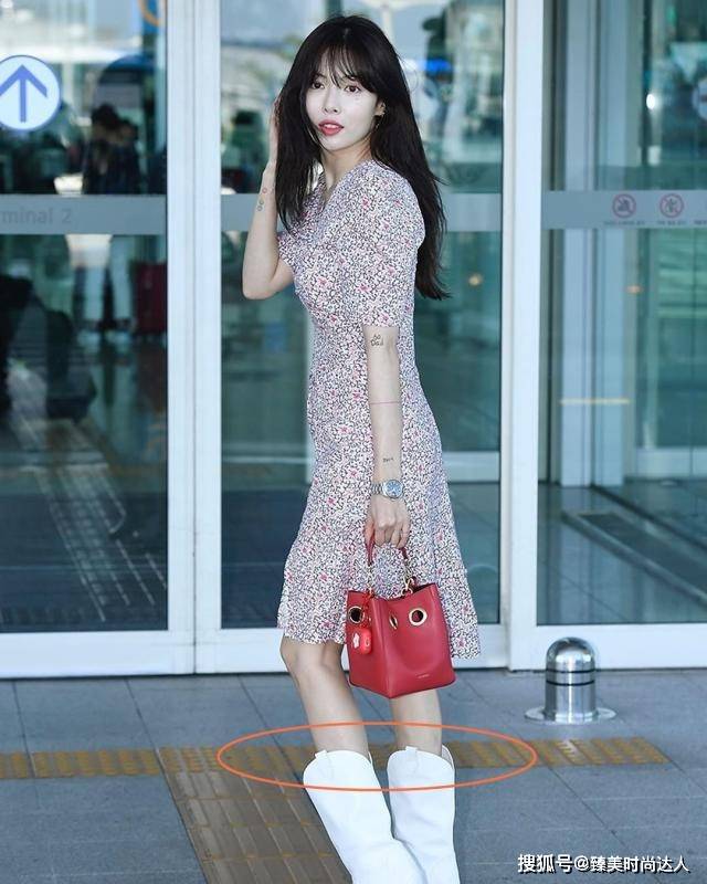 样子 金泫雅穿碎花裙走机场，搭白靴腿细得不真实！嘴唇消肿后美翻了