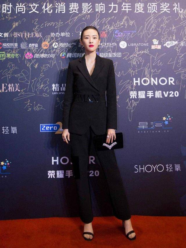 黑色 童瑶婚后穿衣风格都变了，T恤配阔腿裤简约随性，高挑身材太惊艳
