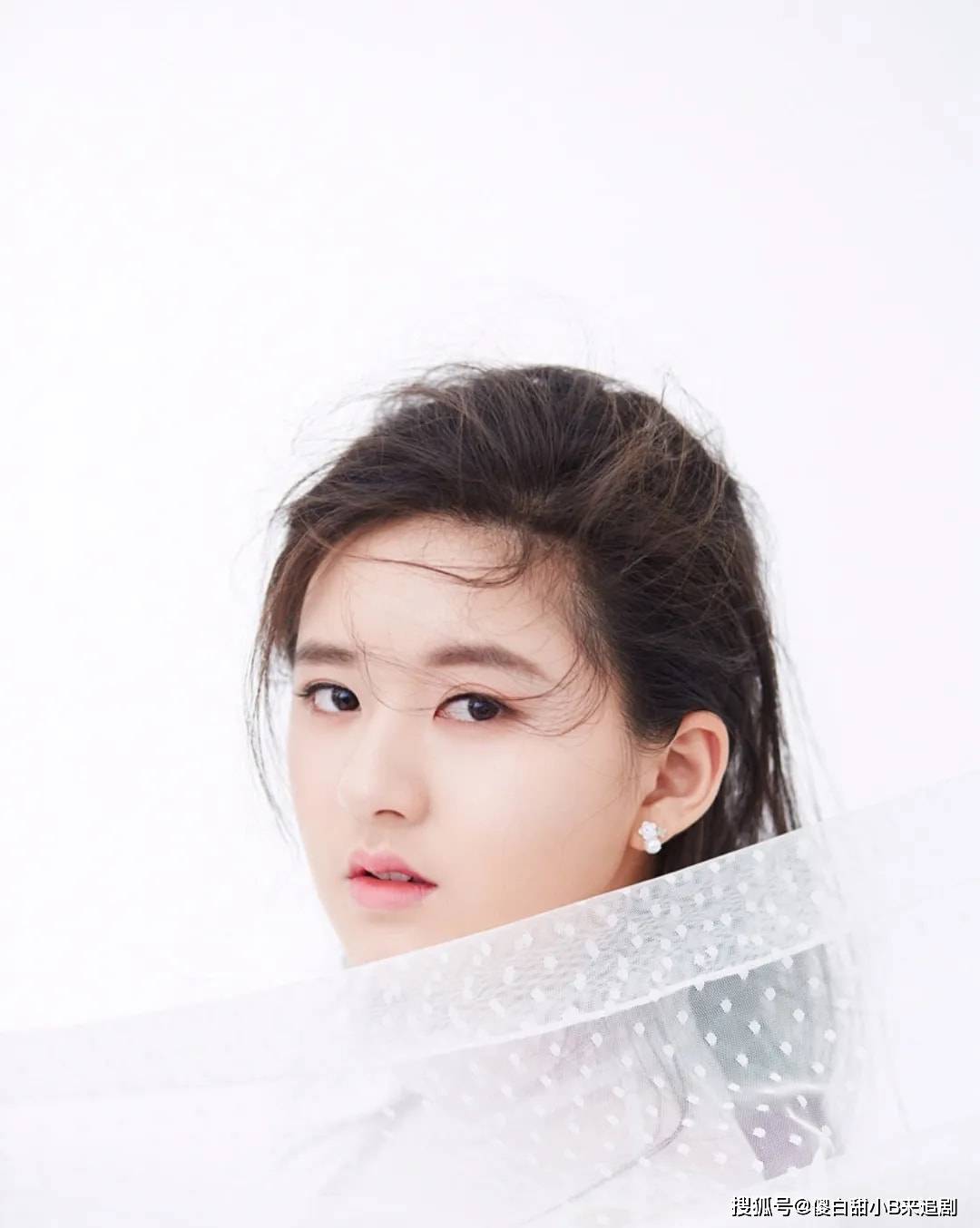 鹅蛋脸赵露思堪称成都第一美女？鹅蛋脸、长筒靴照更显性感、脱俗！