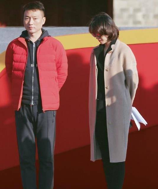 模板 董卿堪称40岁女性穿搭模板,西装叠穿大衣优雅不失干练,值得借鉴