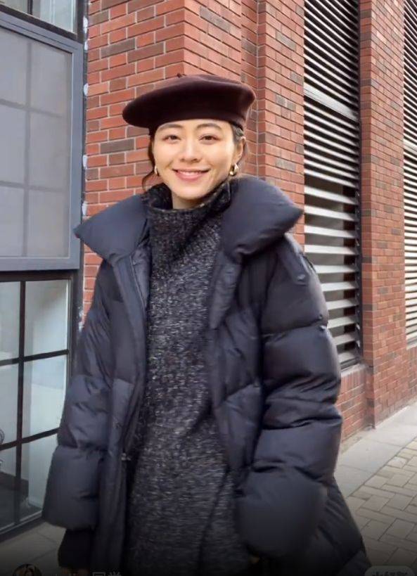 颜色 谁说黑色羽绒服老土？35岁博主连搭7套时髦显气质，每套都想照搬