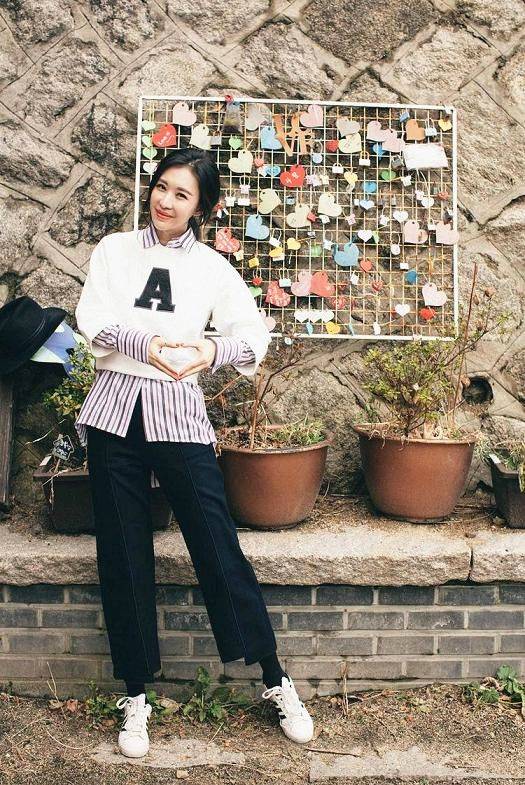 模式 林丹开启工作模式，和王石妻子田朴珺同框，黑白搭配显得很高级