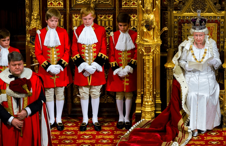 原创英国的提袍男童,必须由贵族子弟担任,曾在女王演讲时晕倒
