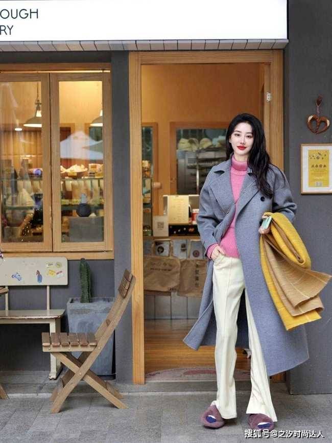 下半身 风衣在秋季很常见，最常见的颜色就是浅棕色和浅灰色了