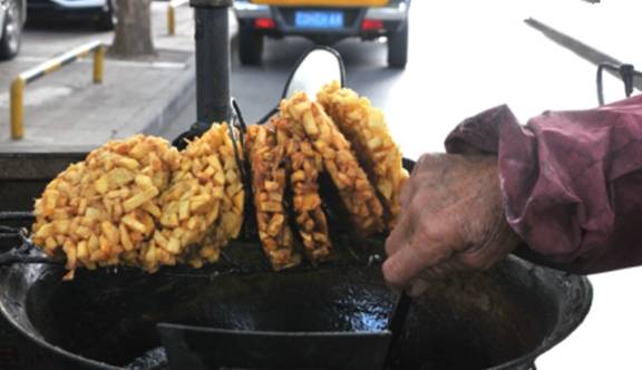 红薯|老人街头卖“传统”早餐，2元一个生意火爆，食客：就好这一口！