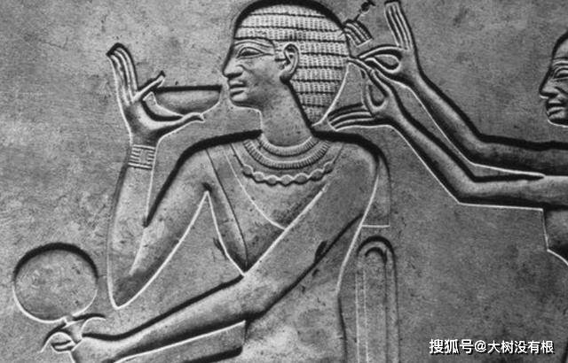 壁画古埃及有个“谜”样壁画，是古人整理头发，难道当时也有美发技术