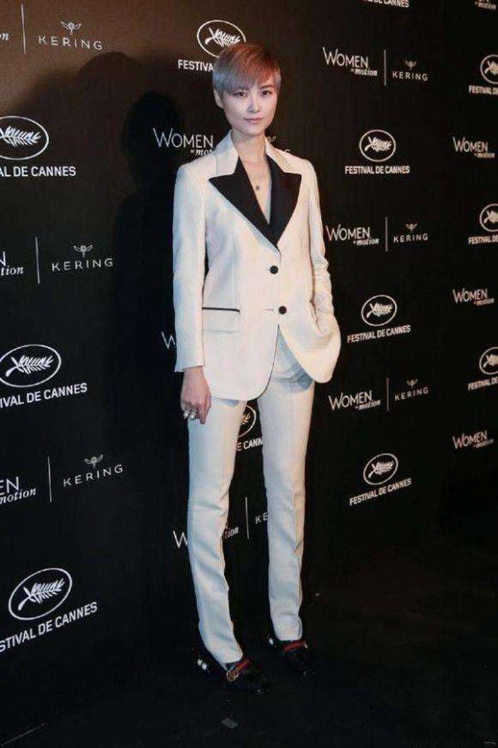 李宇春打扮起来女人味还是很浓的露出的美腿来更是加分不少