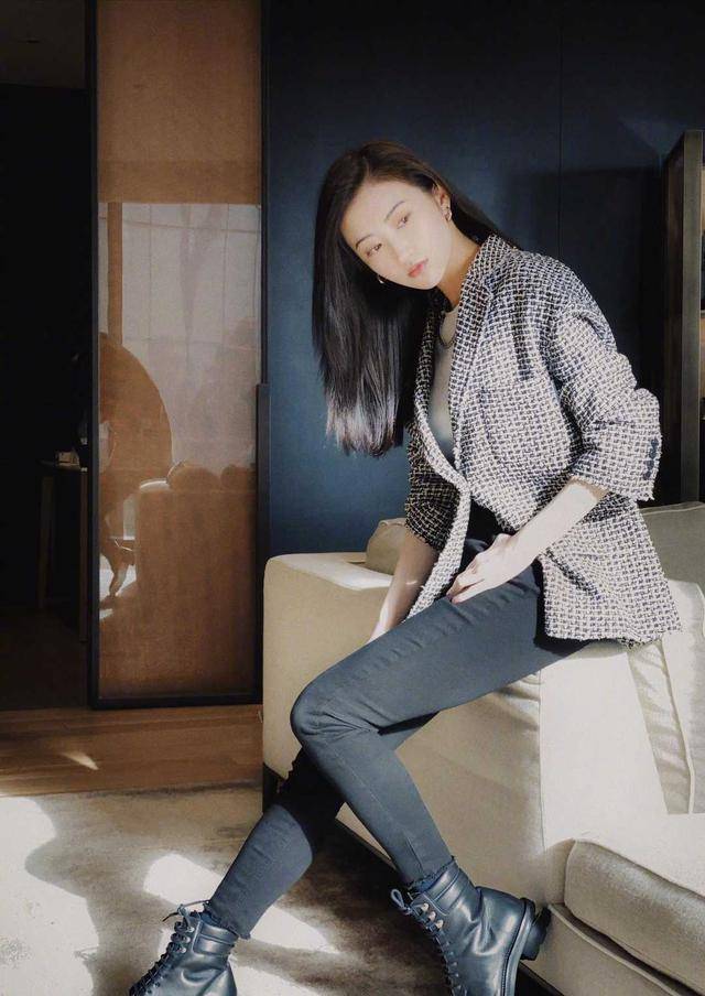 黑色 景甜真是越来越有气质感了，黑白西装配牛仔裤高级精致，干练帅气