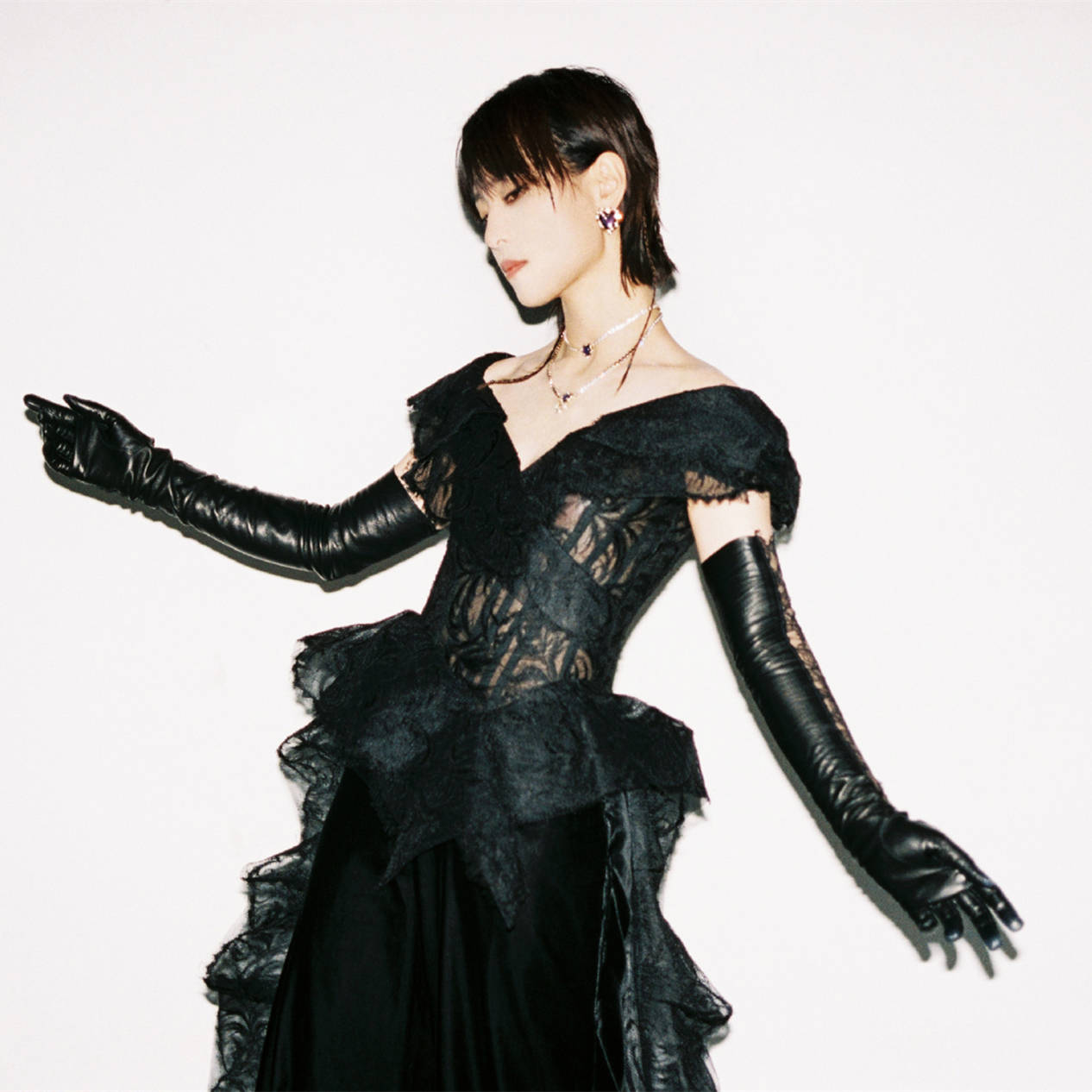 整体 周笔畅又玩新花样,两身抹胸搭配设计感拉满,造型好似冰火两重天