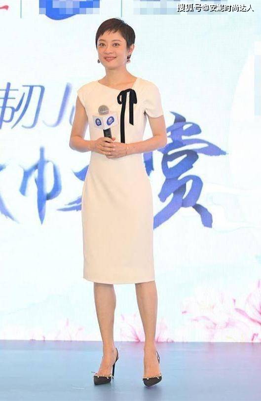 生活 孙俪终于高调了，一身白裙干练又优雅，不仅天生丽质，而且还是个实力派演员。