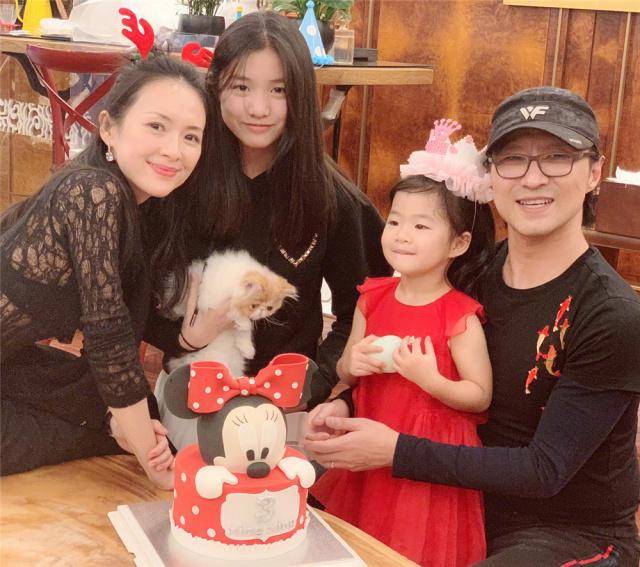 本性 4岁醒醒气质不得了,和章子怡同框都能抢镜头,衣品赢在了起跑线